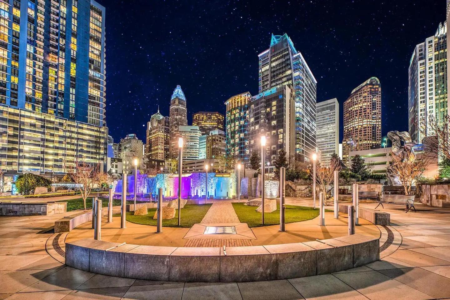Spacious 2 Bedroom 2 Bathroom With Balcony In Uptown Charlotte! Views & Free Parking! *