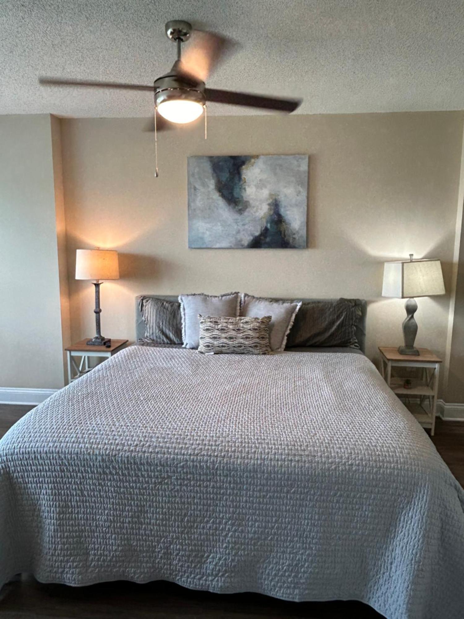 Spacious 2 Bedroom 2 Bathroom With Balcony In Uptown Charlotte! Views & Free Parking! *
