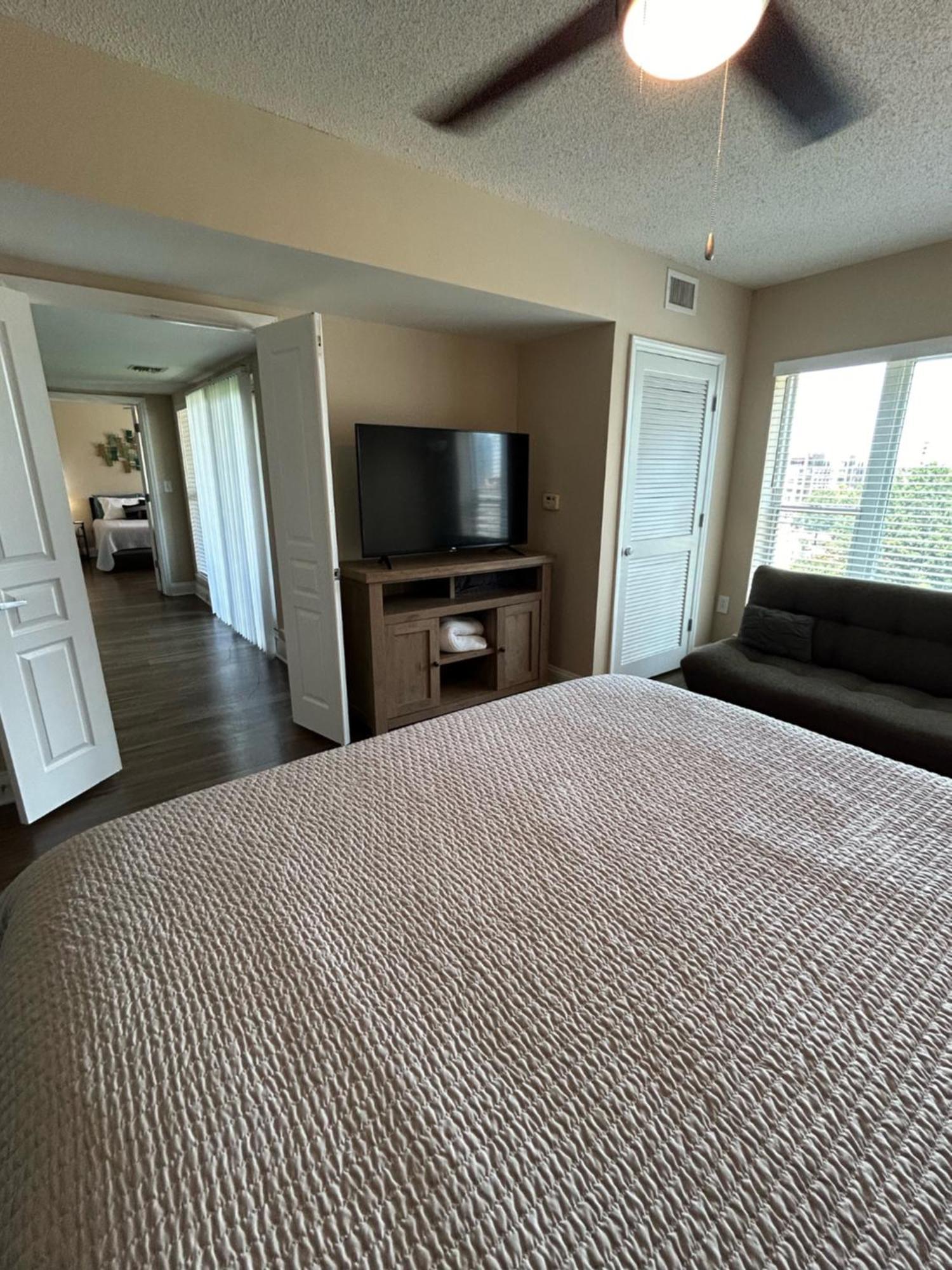 Spacious 2 Bedroom 2 Bathroom With Balcony In Uptown Charlotte! Views & Free Parking! Apartment *