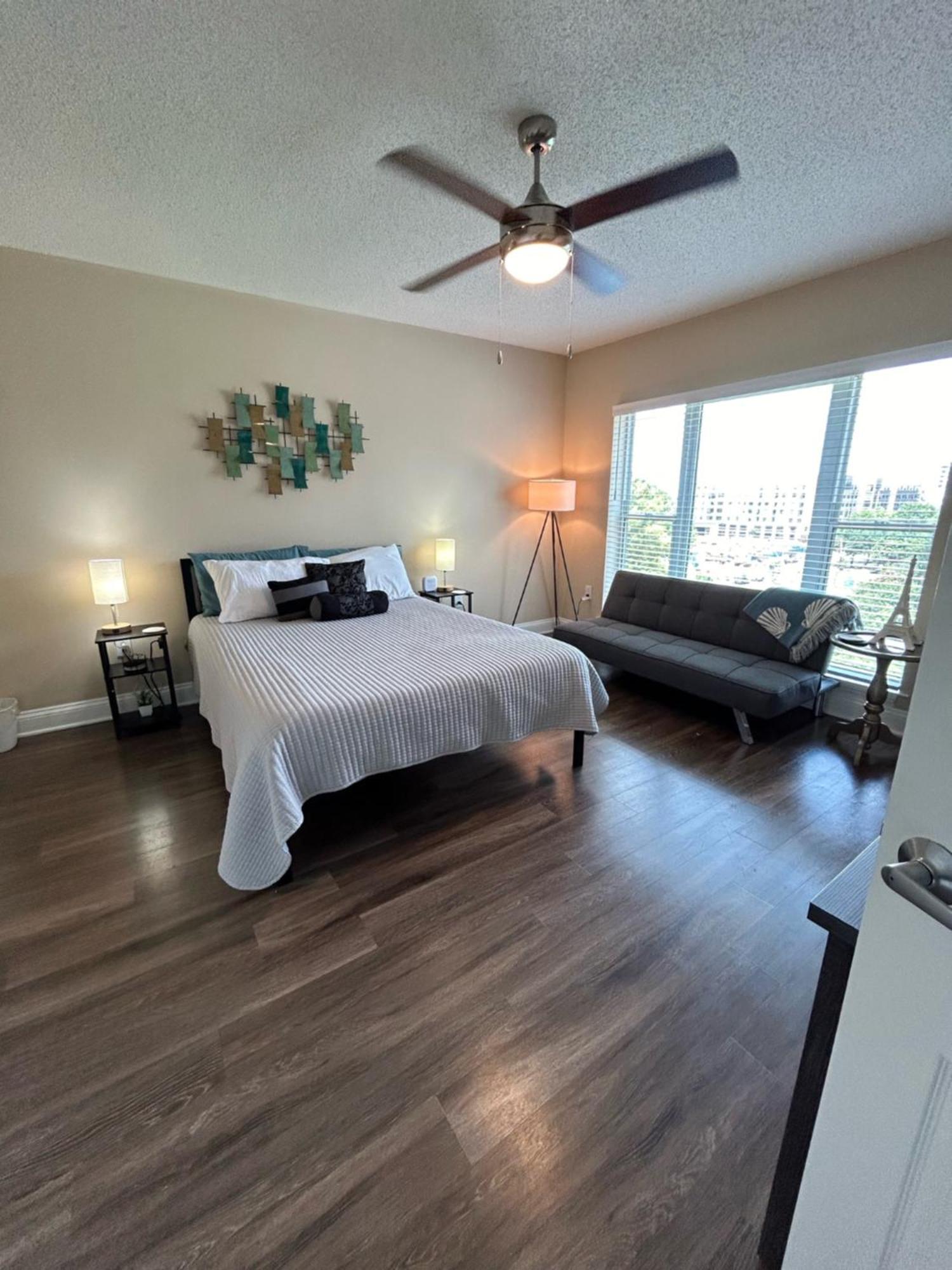Spacious 2 Bedroom 2 Bathroom With Balcony In Uptown Charlotte! Views & Free Parking! Apartment