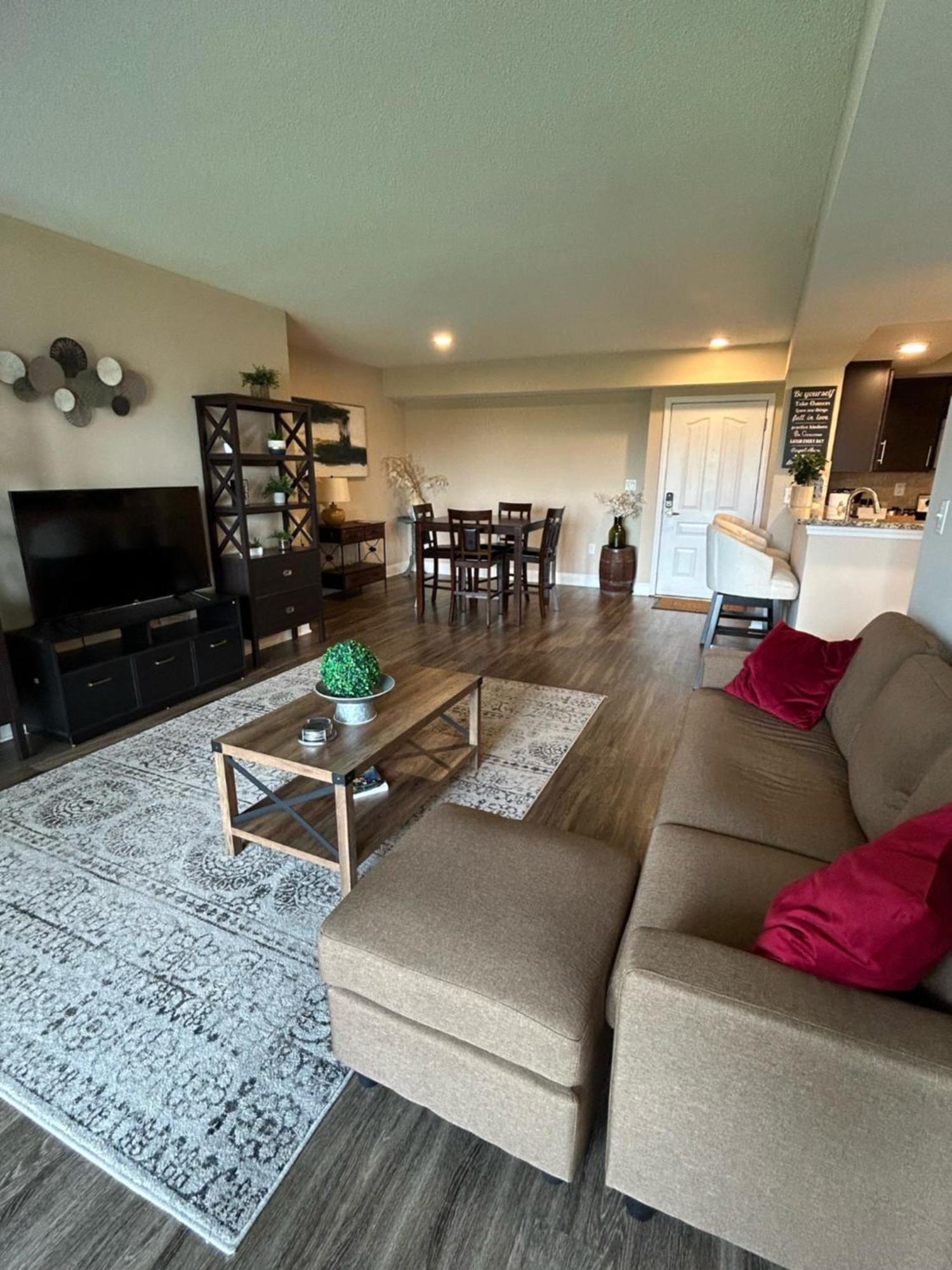 Spacious 2 Bedroom 2 Bathroom With Balcony In Uptown Charlotte! Views & Free Parking! * Charlotte