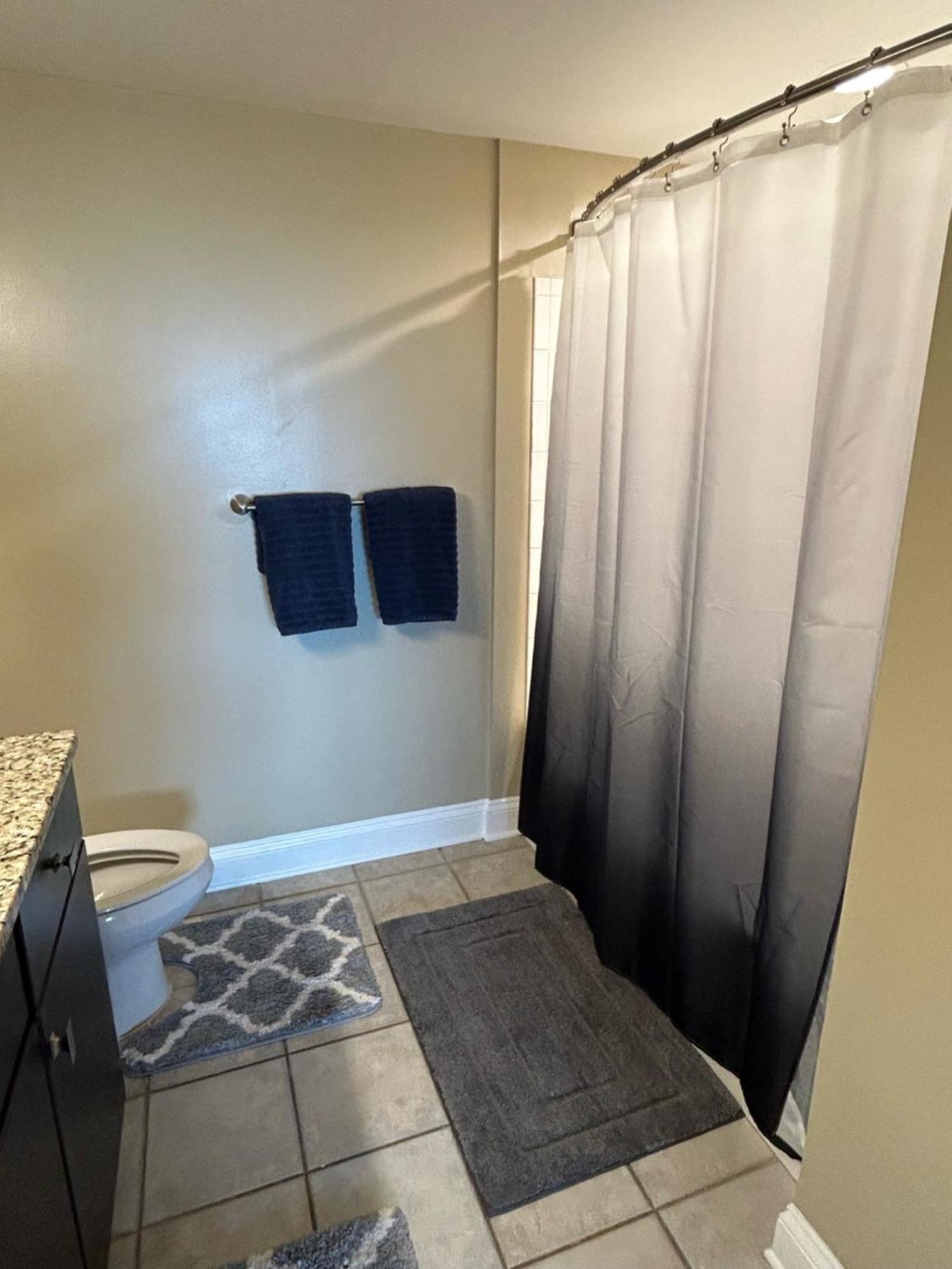 Spacious 2 Bedroom 2 Bathroom With Balcony In Uptown Charlotte! Views & Free Parking! Apartment