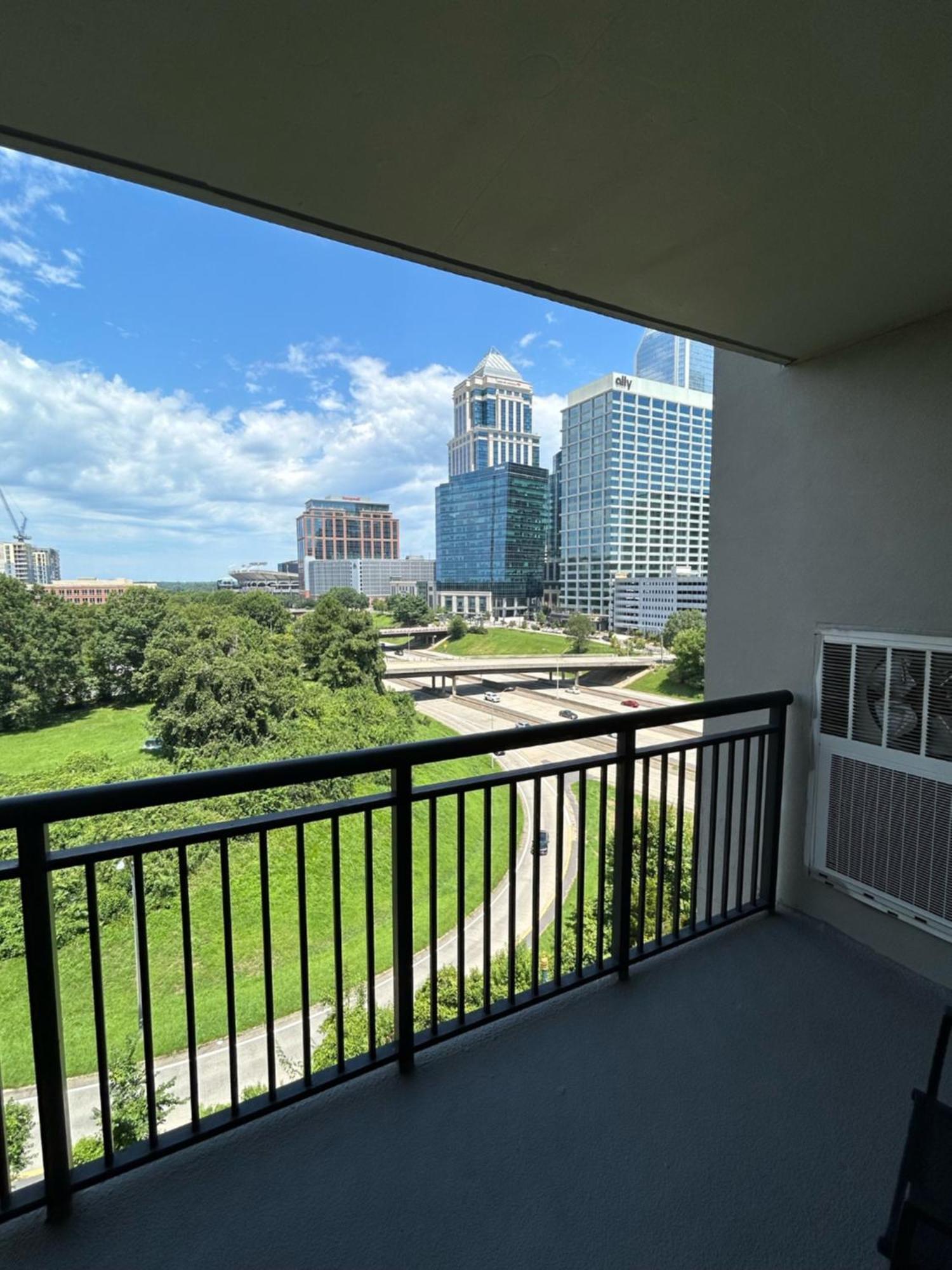 Spacious 2 Bedroom 2 Bathroom With Balcony In Uptown Charlotte! Views & Free Parking! Apartment Charlotte